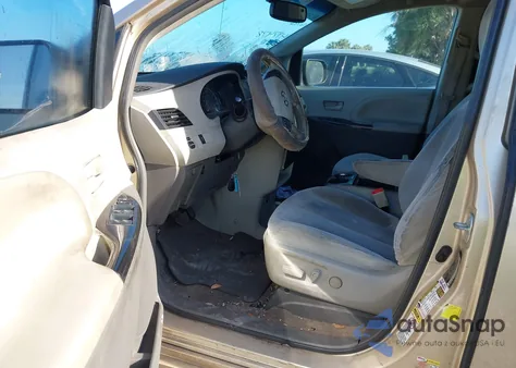 2012 Toyota Sienna Le V6 8 Passenger z USA, uszkodzony, nr VIN 5TDKK3DC3CS255879